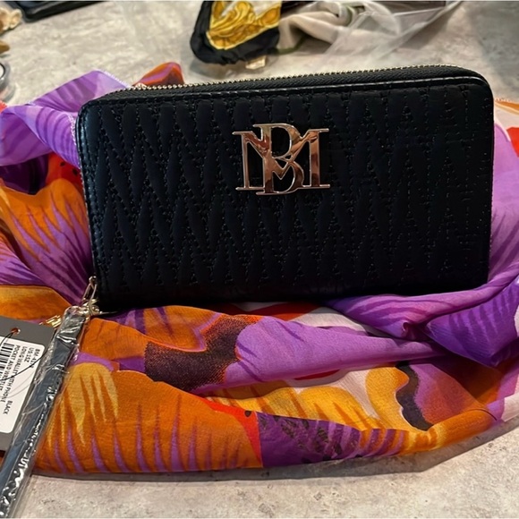 Badgley Mischka Black Wallet with Textured Material and Gold Logo - Picture 2 of 6